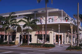 5th Ave. offers a wide variety of elegant shops and restaurants